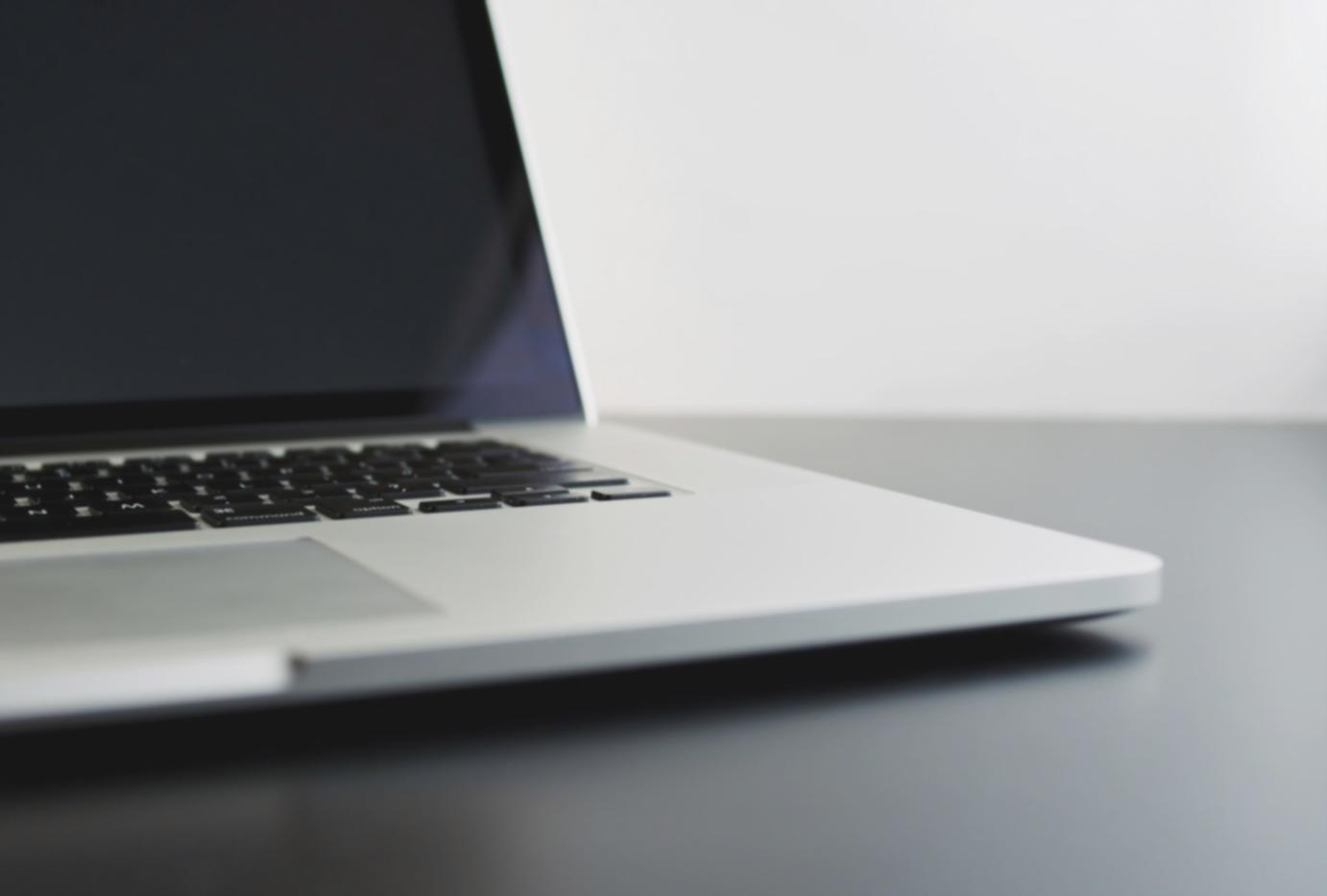 Arbeitsatmosphäre im Designstudio mit 3D-Modellierung am Bildschirm