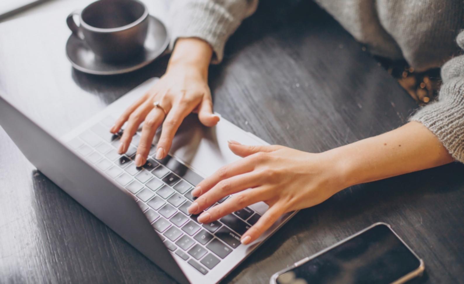 Arbeitsplatz mit Skizzen und digitalen Prototypen für Spielmechaniken